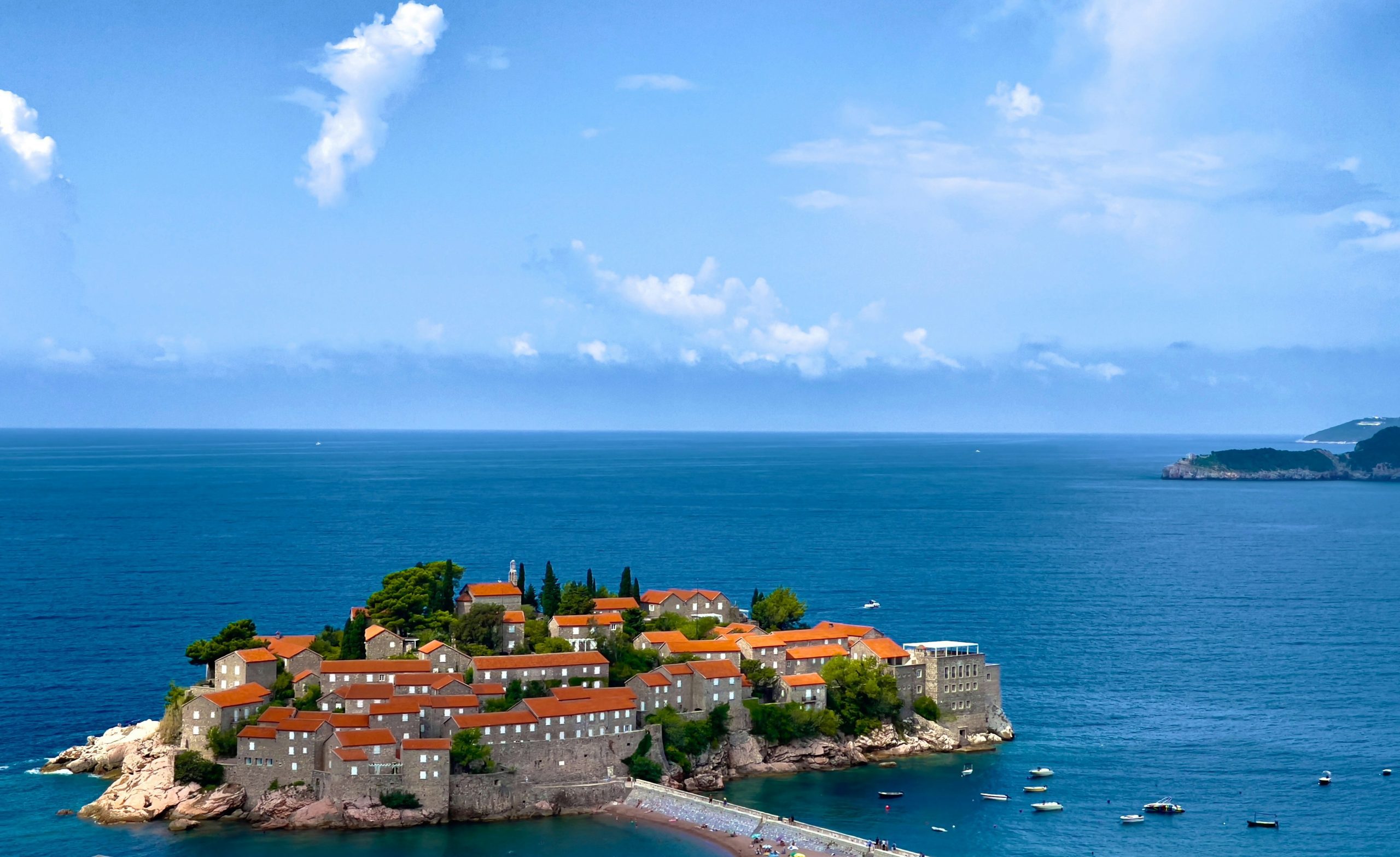 Olcsó tengerparti úti cél Montenegróban – Budva tengerpartja a Balkánon